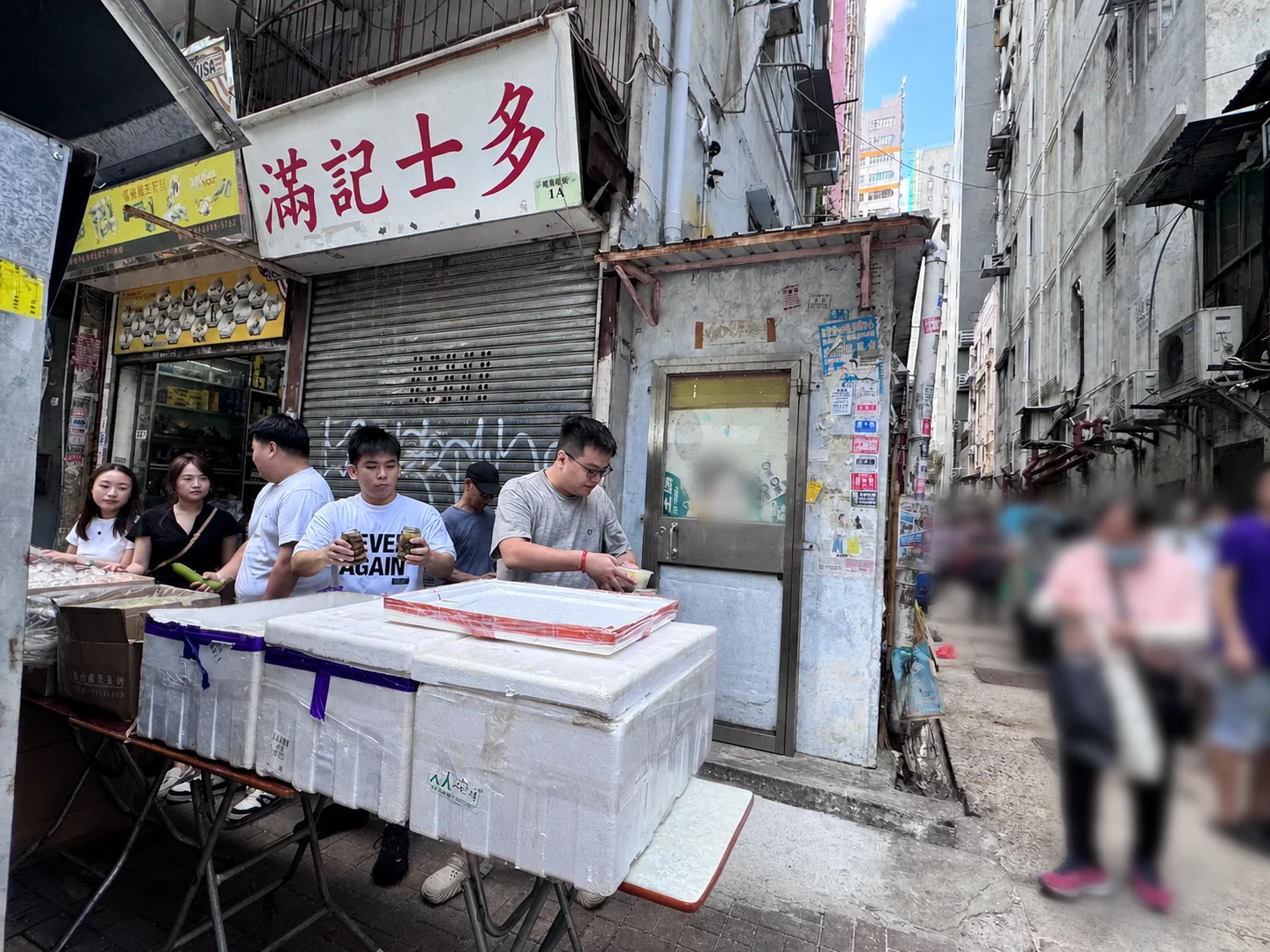 義工在油麻地向排隊街坊派發飯餐